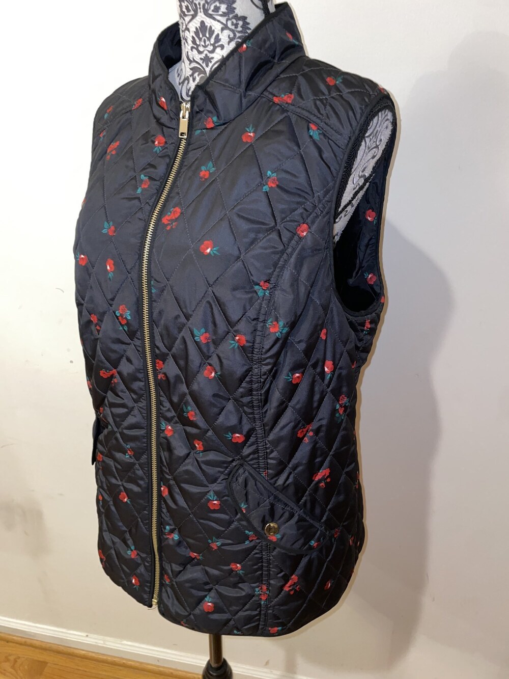 Charter Club Black & Red Floral Quilted Puffer Vest Size Large Like New - Picture 3 of 11